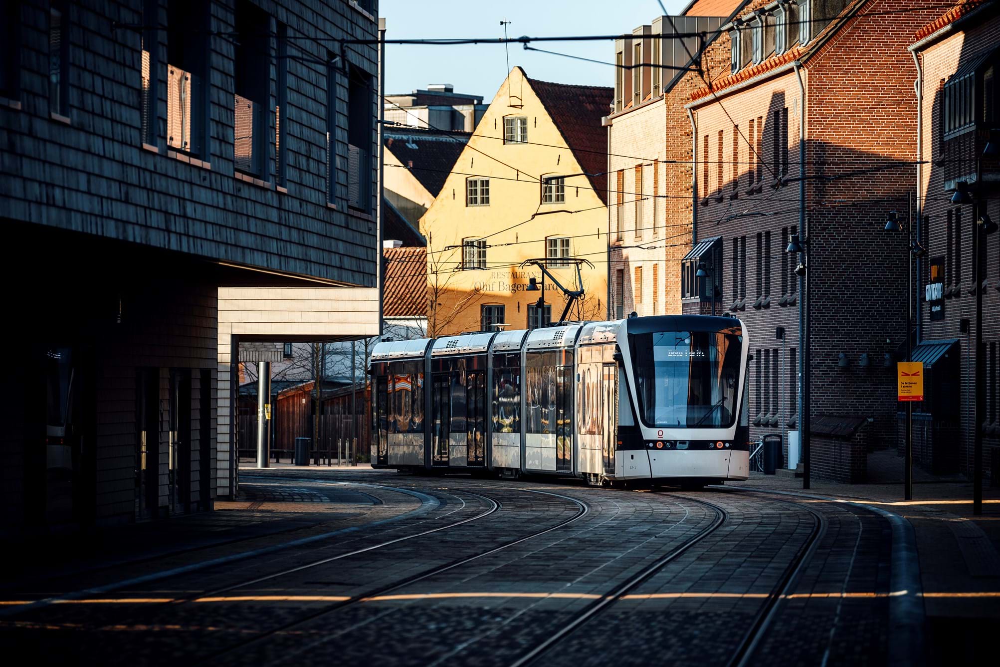 Odense Letbane, der kører forbi Carl Nielsens Kvarter