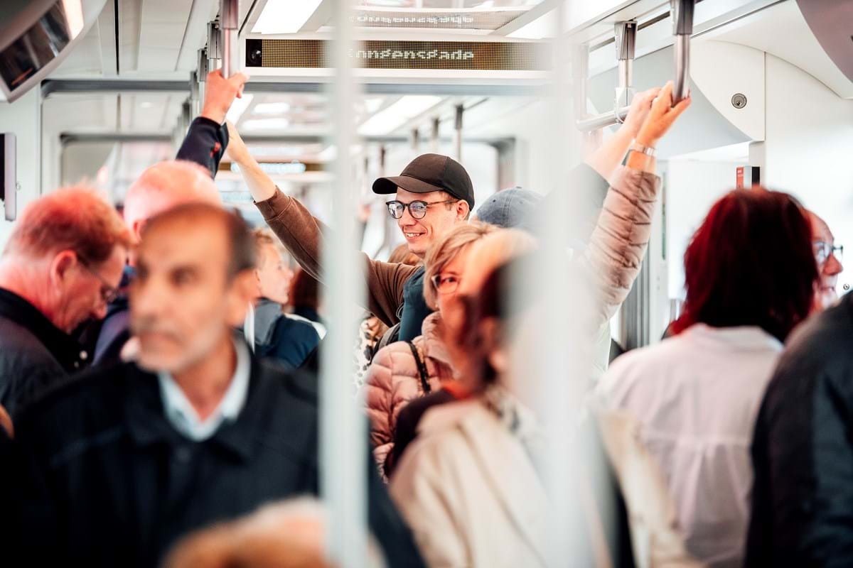 Stående passagerer i letbanen