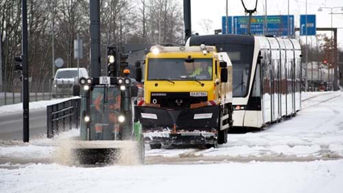 Servicekøretøjer rydder sne og is