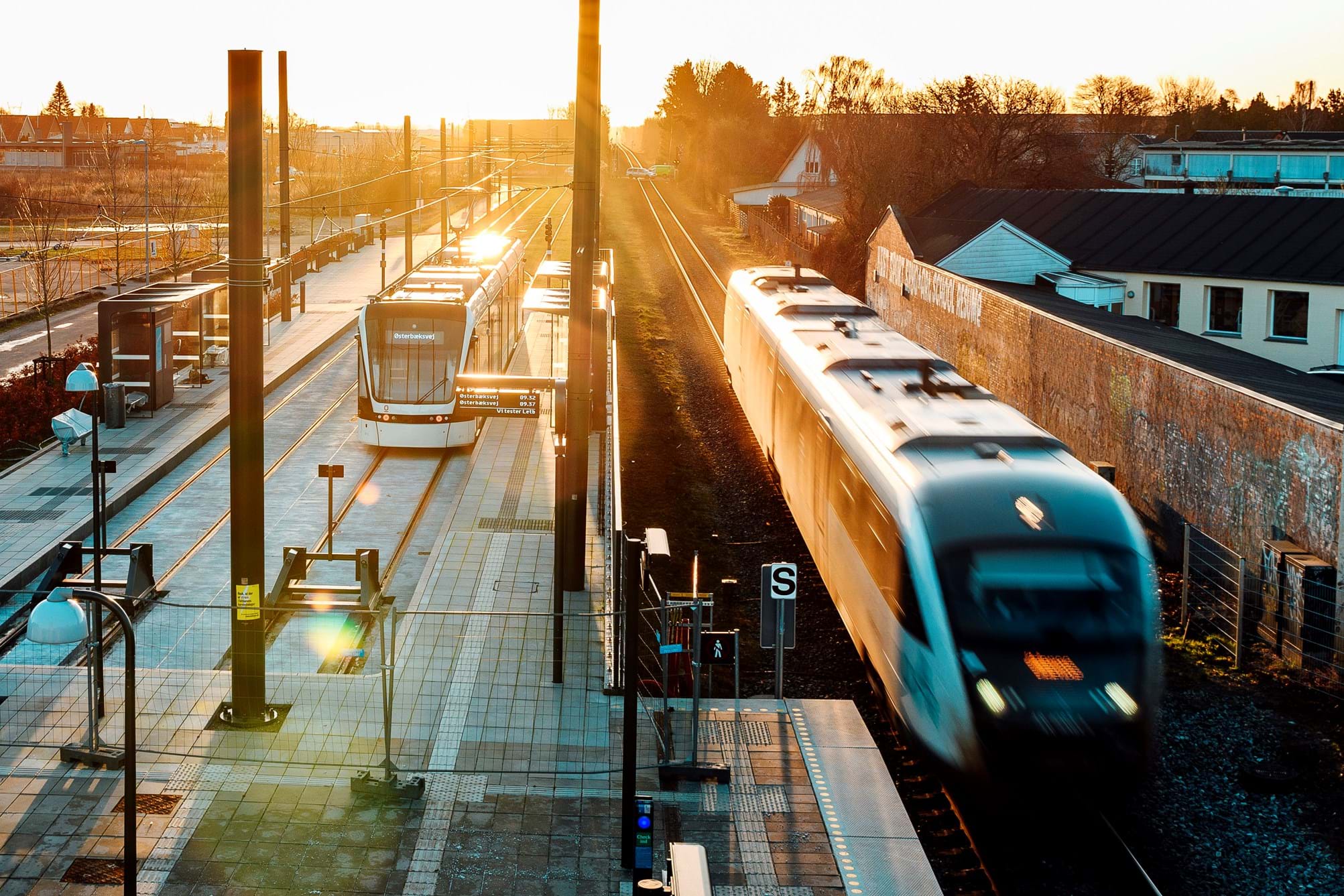 Hjallese Station med regionaltog og letbane